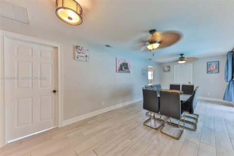 House in Cape Coral, Florida 3 bedrooms, 169.08 sq.m. № 2186294 - photo 30