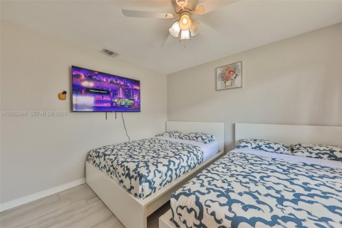 House in Cape Coral, Florida 3 bedrooms, 169.08 sq.m. № 2186294 - photo 12