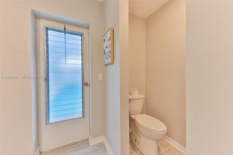 House in Cape Coral, Florida 3 bedrooms, 169.08 sq.m. № 2186294 - photo 20