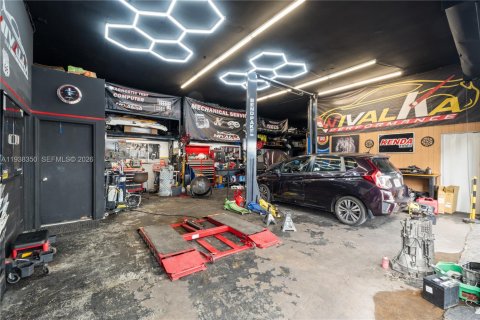 Купить коммерческую недвижимость в Майами, Флорида № 1995882 - фото 2