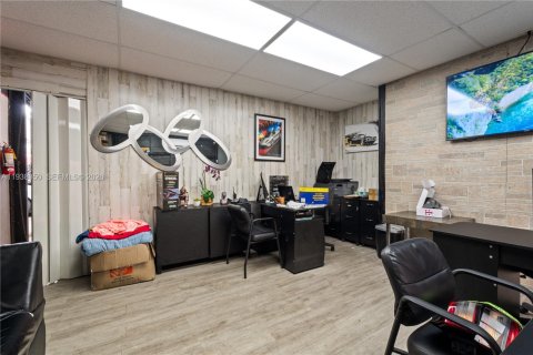 Купить коммерческую недвижимость в Майами, Флорида № 1995882 - фото 9