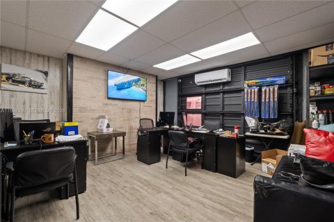 Купить коммерческую недвижимость в Майами, Флорида № 1995882 - фото 4