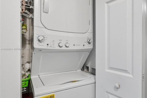 Townhouse in Riviera Beach, Florida 3 bedrooms, 121.79 sq.m. № 2054930 - photo 19