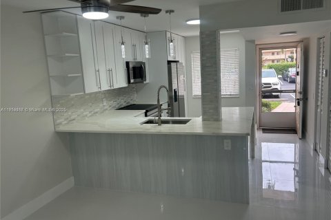 Condo in Delray Beach, Florida, 2 bedrooms  № 2020995 - photo 3