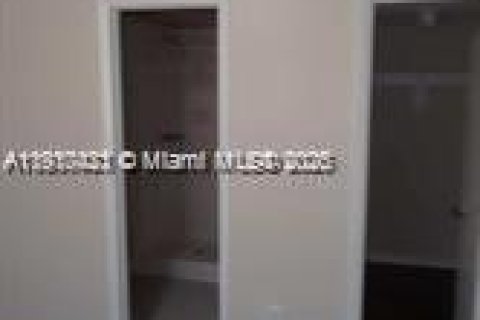 Copropriété à louer à Hialeah Gardens, Floride: 2 chambres, 89.19 m2 № 1966590 - photo 3