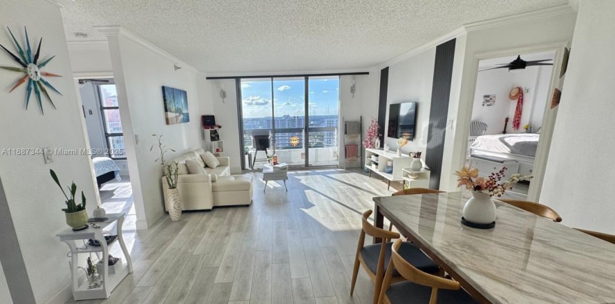Condominio en Aventura, Florida, 2 dormitorios № 1942005