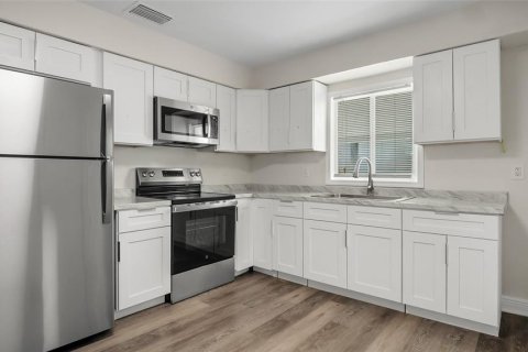 House in Tampa, Florida 3 bedrooms, 101.08 sq.m. № 2225008 - photo 6