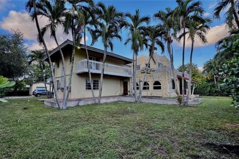 House in Biscayne Park, Florida 5 bedrooms, 365.38 sq.m. № 1950903 - photo 1