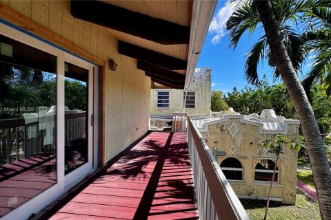 Villa ou maison à vendre à Biscayne Park, Floride: 5 chambres, 365.38 m2 № 1950903 - photo 15