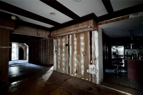 House in Biscayne Park, Florida 5 bedrooms, 365.38 sq.m. № 1950903 - photo 6