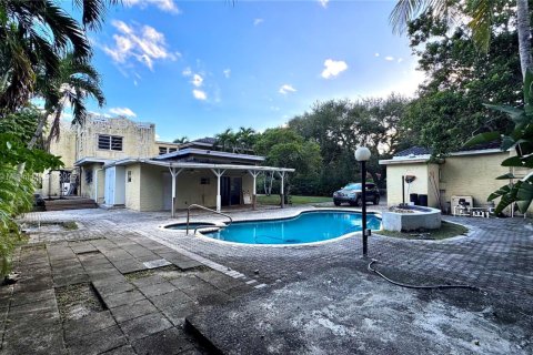 House in Biscayne Park, Florida 5 bedrooms, 365.38 sq.m. № 1950903 - photo 2