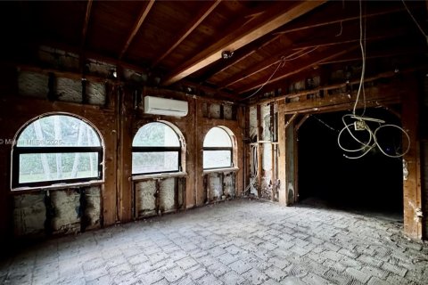 House in Biscayne Park, Florida 5 bedrooms, 365.38 sq.m. № 1950903 - photo 5