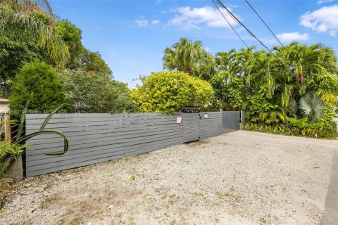 Casa en venta en Miami, Florida, 2 dormitorios № 1969869 - foto 3