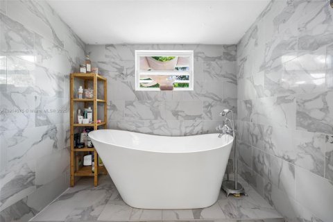 Casa en venta en Miami, Florida, 2 dormitorios № 1969869 - foto 29