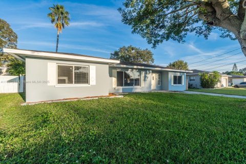 House in Clearwater, Florida 3 bedrooms, 170.01 sq.m. № 2058574 - photo 2