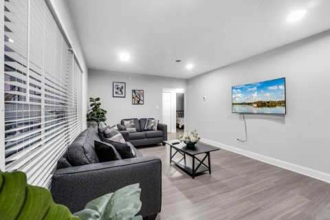 House in Clearwater, Florida 3 bedrooms, 170.01 sq.m. № 2058574 - photo 18