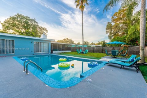 House in Clearwater, Florida 3 bedrooms, 170.01 sq.m. № 2058574 - photo 14