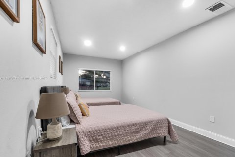 House in Clearwater, Florida 3 bedrooms, 170.01 sq.m. № 2058574 - photo 9