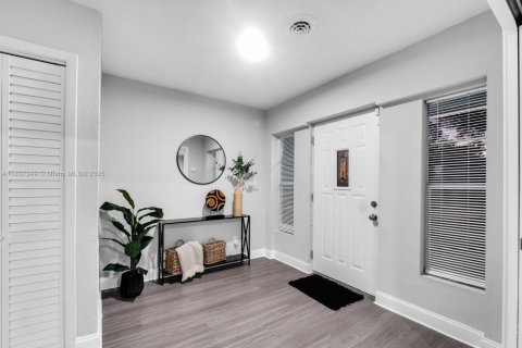 House in Clearwater, Florida 3 bedrooms, 170.01 sq.m. № 2058574 - photo 10