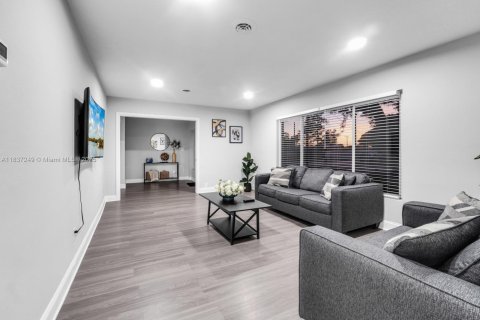 House in Clearwater, Florida 3 bedrooms, 170.01 sq.m. № 2058574 - photo 17