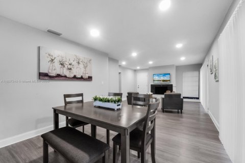 House in Clearwater, Florida 3 bedrooms, 170.01 sq.m. № 2058574 - photo 3