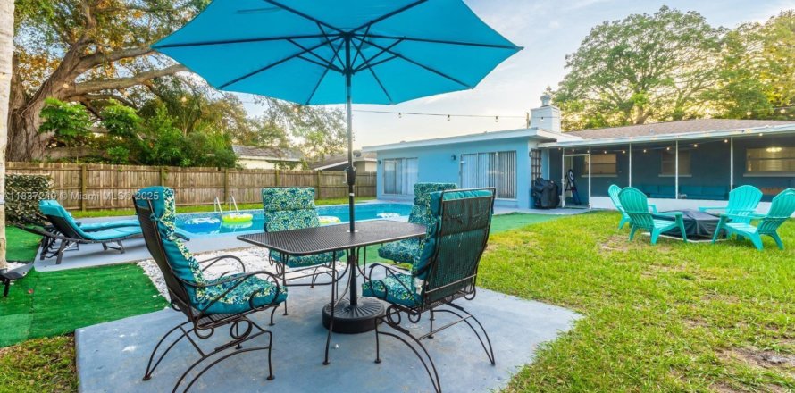 House in Clearwater, Florida 3 bedrooms, 170.01 sq.m. № 2058574