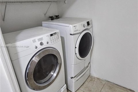 House in Dania Beach, Florida 2 bedrooms, 144 sq.m. № 2067419 - photo 10