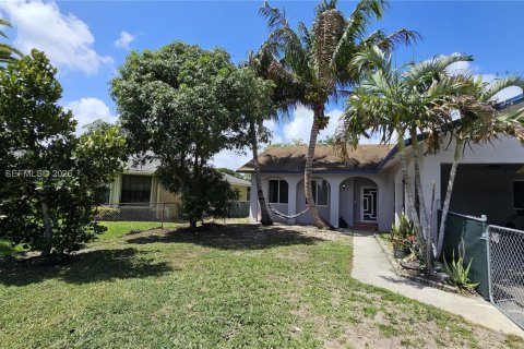 House in Dania Beach, Florida 2 bedrooms, 144 sq.m. № 2067419