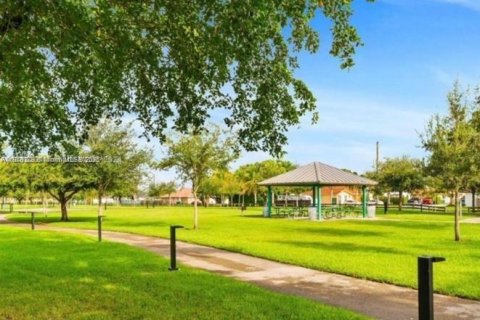 Adosado en venta en Miami, Florida, 3 dormitorios, 122.54 m2 № 1960960 - foto 2