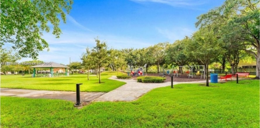 Adosado en Miami, Florida 3 dormitorios, 122.54 m2 № 1960960