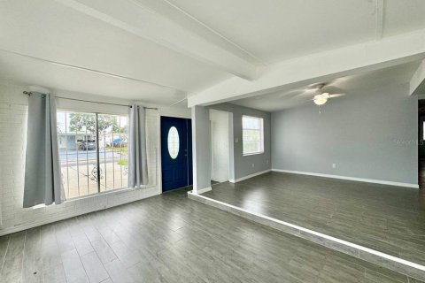 House in Tampa, Florida 6 bedrooms, 170.57 sq.m. № 2266394 - photo 5