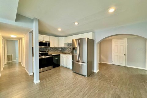 House in Tampa, Florida 6 bedrooms, 170.57 sq.m. № 2266394 - photo 8