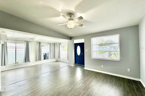 House in Tampa, Florida 6 bedrooms, 170.57 sq.m. № 2266394 - photo 4