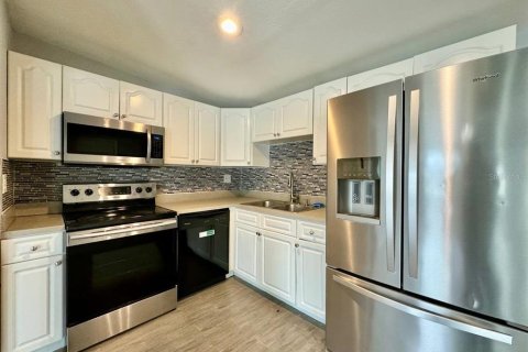 House in Tampa, Florida 6 bedrooms, 170.57 sq.m. № 2266394 - photo 9