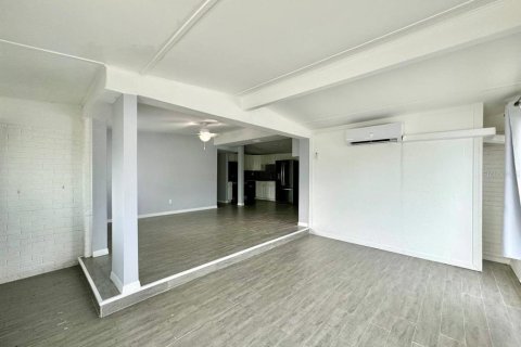 House in Tampa, Florida 6 bedrooms, 170.57 sq.m. № 2266394 - photo 6