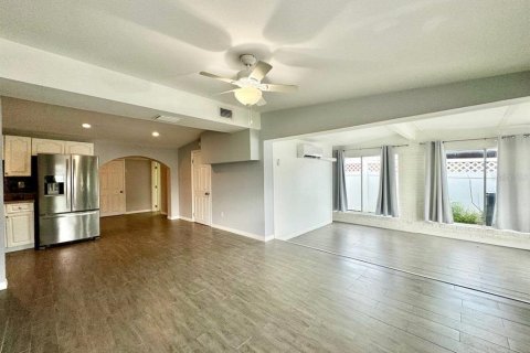 House in Tampa, Florida 6 bedrooms, 170.57 sq.m. № 2266394 - photo 3