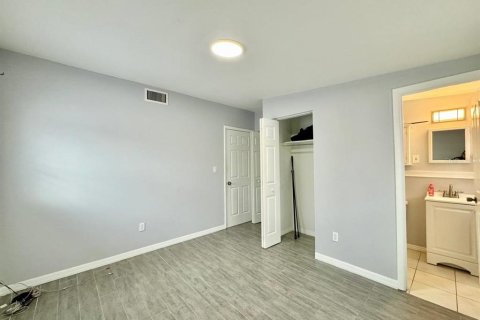 House in Tampa, Florida 6 bedrooms, 170.57 sq.m. № 2266394 - photo 16