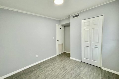 House in Tampa, Florida 6 bedrooms, 170.57 sq.m. № 2266394 - photo 11