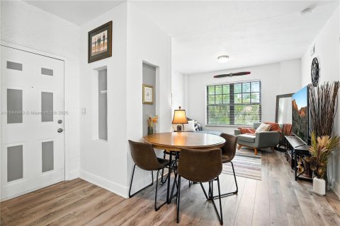 Condominio en venta en Miami Beach, Florida, 1 dormitorio, 66.7 m2 № 1845896 - foto 1