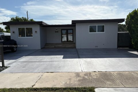 Снять в аренду виллу или дом в Майами, Флорида 3 спальни, 132.94м2, № 1963587 - фото 1