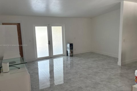 Снять в аренду виллу или дом в Майами, Флорида 3 спальни, 132.94м2, № 1963587 - фото 2