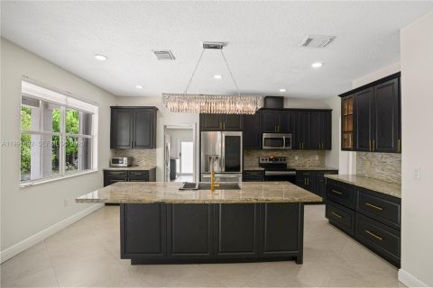 House in Miami, Florida 5 bedrooms, 241.36 sq.m. № 2052292 - photo 13