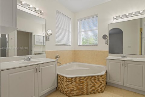 House in Miami, Florida 5 bedrooms, 241.36 sq.m. № 2052292 - photo 23