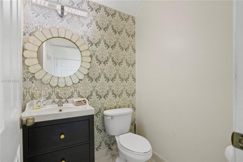 House in Miami, Florida 5 bedrooms, 241.36 sq.m. № 2052292 - photo 12