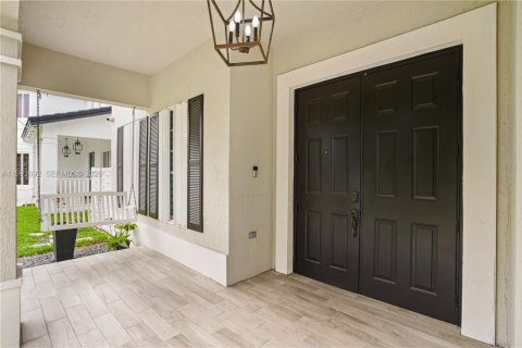 House in Miami, Florida 5 bedrooms, 241.36 sq.m. № 2052292 - photo 6