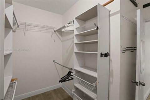 House in Miami, Florida 5 bedrooms, 241.36 sq.m. № 2052292 - photo 24