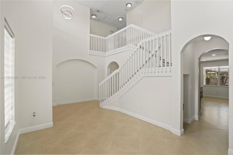 House in Miami, Florida 5 bedrooms, 241.36 sq.m. № 2052292 - photo 9