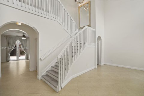 House in Miami, Florida 5 bedrooms, 241.36 sq.m. № 2052292 - photo 7