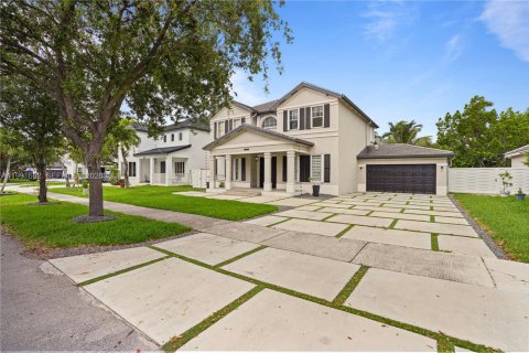 House in Miami, Florida 5 bedrooms, 241.36 sq.m. № 2052292 - photo 5