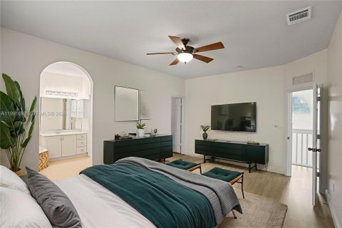 House in Miami, Florida 5 bedrooms, 241.36 sq.m. № 2052292 - photo 22